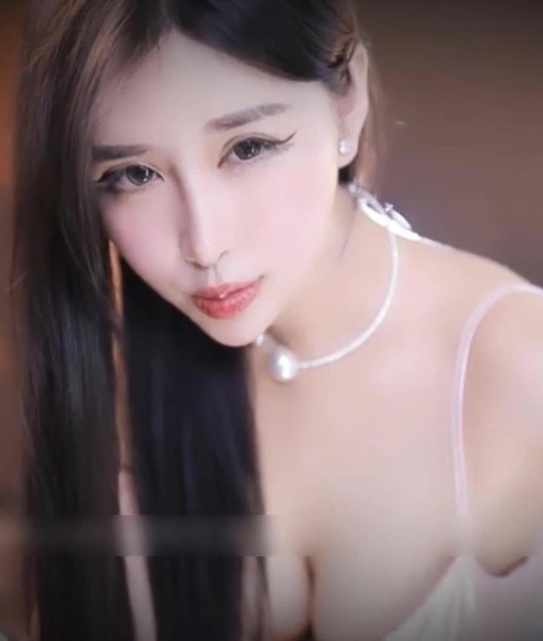 1018130418.jpg 小恩雅剧情福利 女主播热舞被姐夫