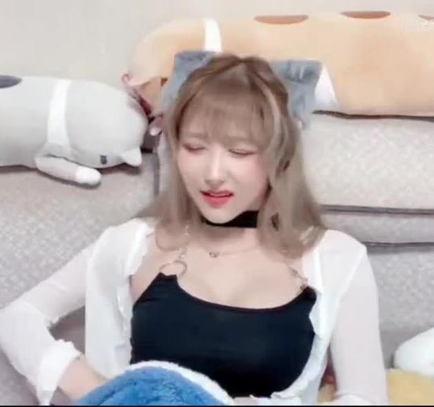 0916171554.jpg 斗鱼湫小妍 大佬要求跳蛋表演,表情诱惑