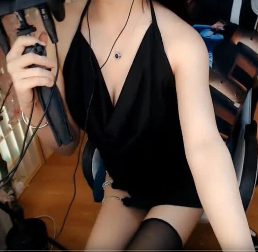 3161153.jpg 斗鱼桃酱福利铃铛半腿丝袜